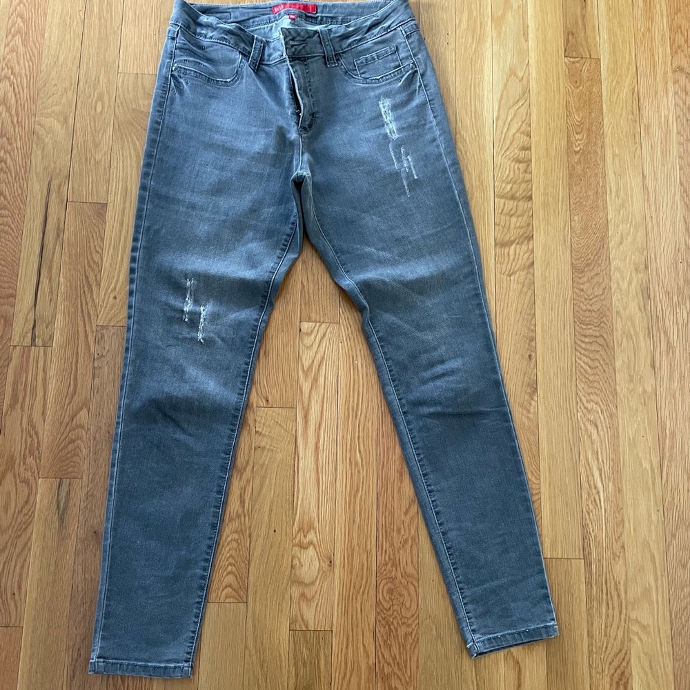 Grey distressed jeans by Elle